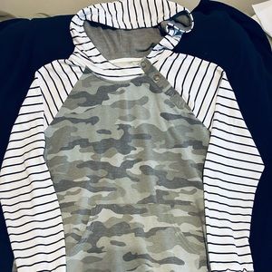 Women’s Maurices Sweatshirt Size Medium